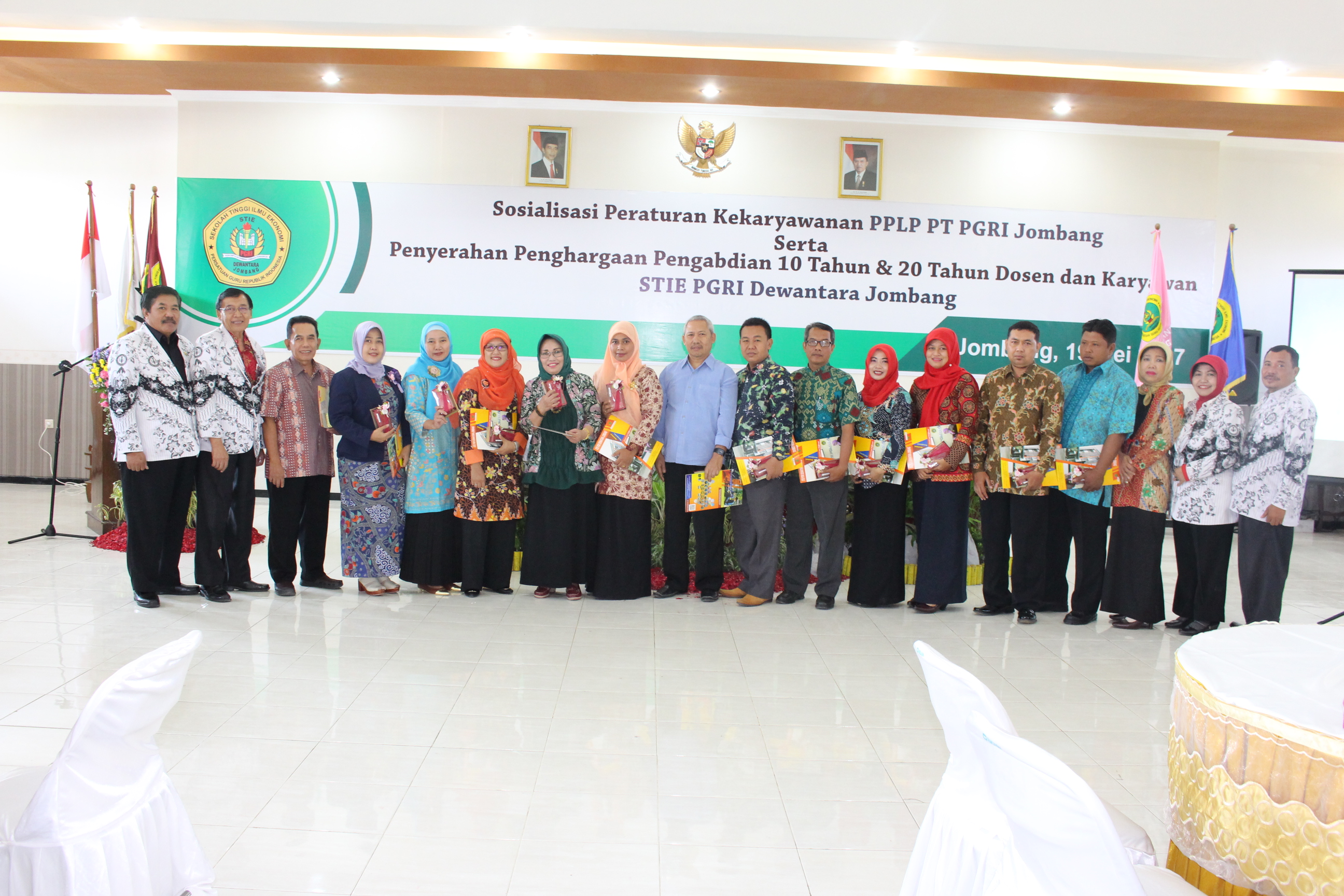 SOSIALISASI PERATURAN KEKARYAWANAN PPLP PT. PGRI JOMBANG SERTA PENYERAHAN PENGHARGAAN 10 TAHUN DAN 20 TAHUN DOSEN DAN KARYAWAN STIE PGRI DEWANTARA JOMBANG