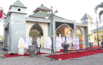 SHOLAT IDUL ADHA 1438 H DAN PENYEMBELIHAN HEWAN QURBAN DI STIE PGRI DEWANTARA JOMBANG