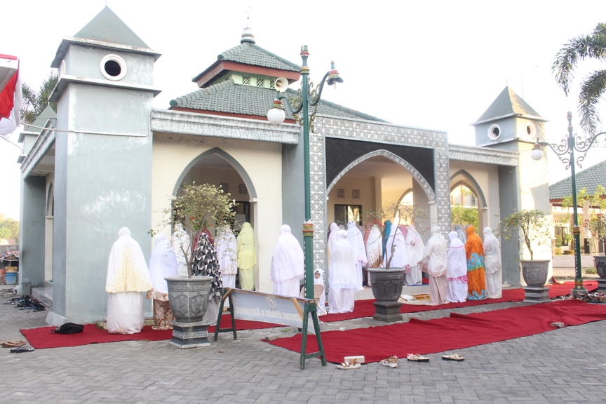 SHOLAT IDUL ADHA 1438 H DAN PENYEMBELIHAN HEWAN QURBAN DI STIE PGRI DEWANTARA JOMBANG