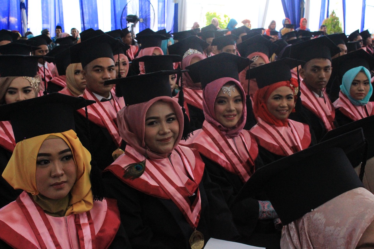 Ketua STIE PGRI Dewantara Jombang Mewisuda 354 Lulusan, Siap Kembangkan Ekonomi Kreatif