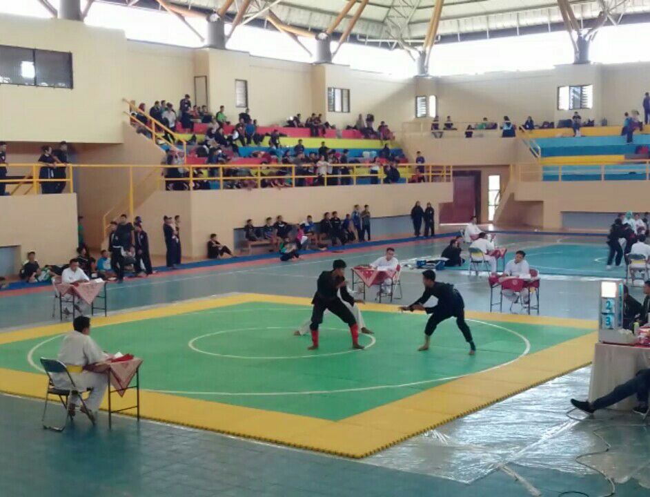 DUA ATLET STIE PGRI DEWANTARA JOMBANG MERAIH MEDALI PERAK DALAM KEJUARAAN PENCAK SILAT ITS CUP V SURABAYA
