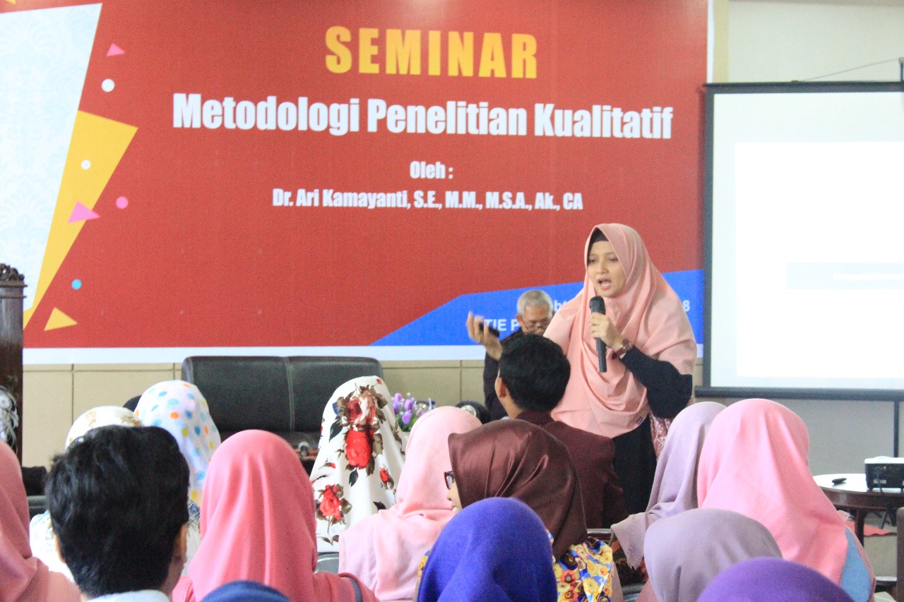 SEMINAR METODOLOGI PENELITIAN KUALITATIF DI STIE PGRI DEWANTARA JOMBANG