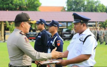 SATPAM STIE PGRI DEWANTARA JOMBANG MERAIH PENGHARGAAN DI HUT SATPAM KE -37 TAHUN 2017