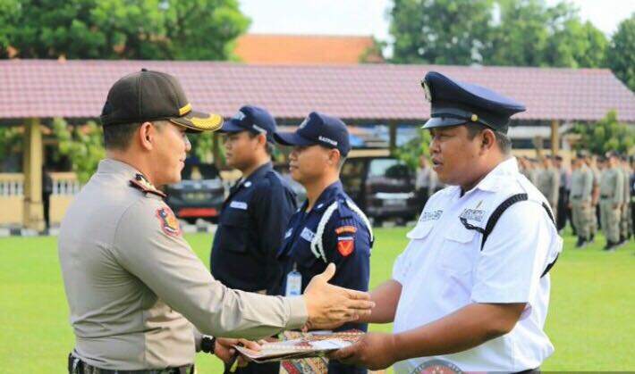 SATPAM STIE PGRI DEWANTARA JOMBANG MERAIH PENGHARGAAN DI HUT SATPAM KE -37 TAHUN 2017