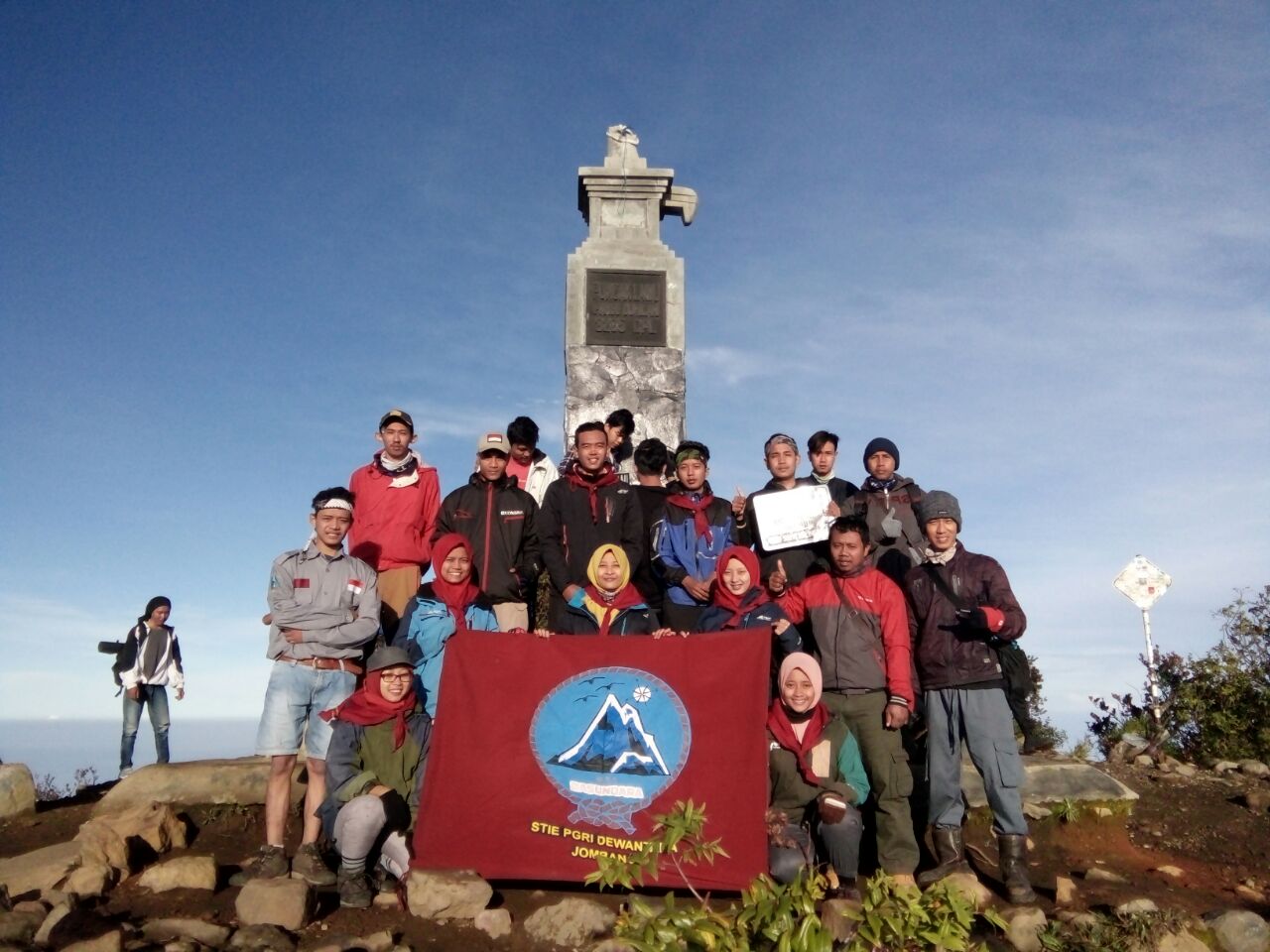 MPA BASUNDARA STIE PGRI DEWANTARA JOMBANG MENGELAR PENDAKIAN WAJIB (PENDAWA) KE GUNUNG LAWU