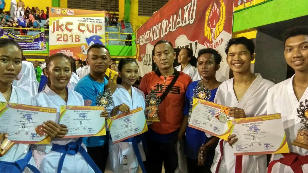 ATLET STIE PGRI DEWANTARA JOMBANG REBUT PERAK DAN PERUNGGU DI KEJUARAAN KARATE PELAJAR SE JATIM JKC CUP III TAHUN 2018