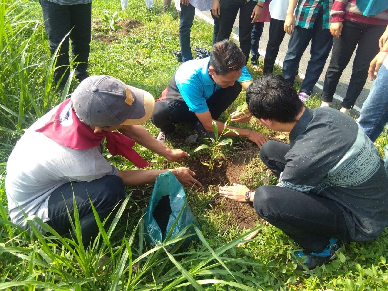 PERINGATI  HARI BUMI SE-DUNIA (EARTH DAY), UKM MPA BASUNDARA MELAKUKAN PENANAMAN POHON DAN PELATIHAN HIDROPOLIK