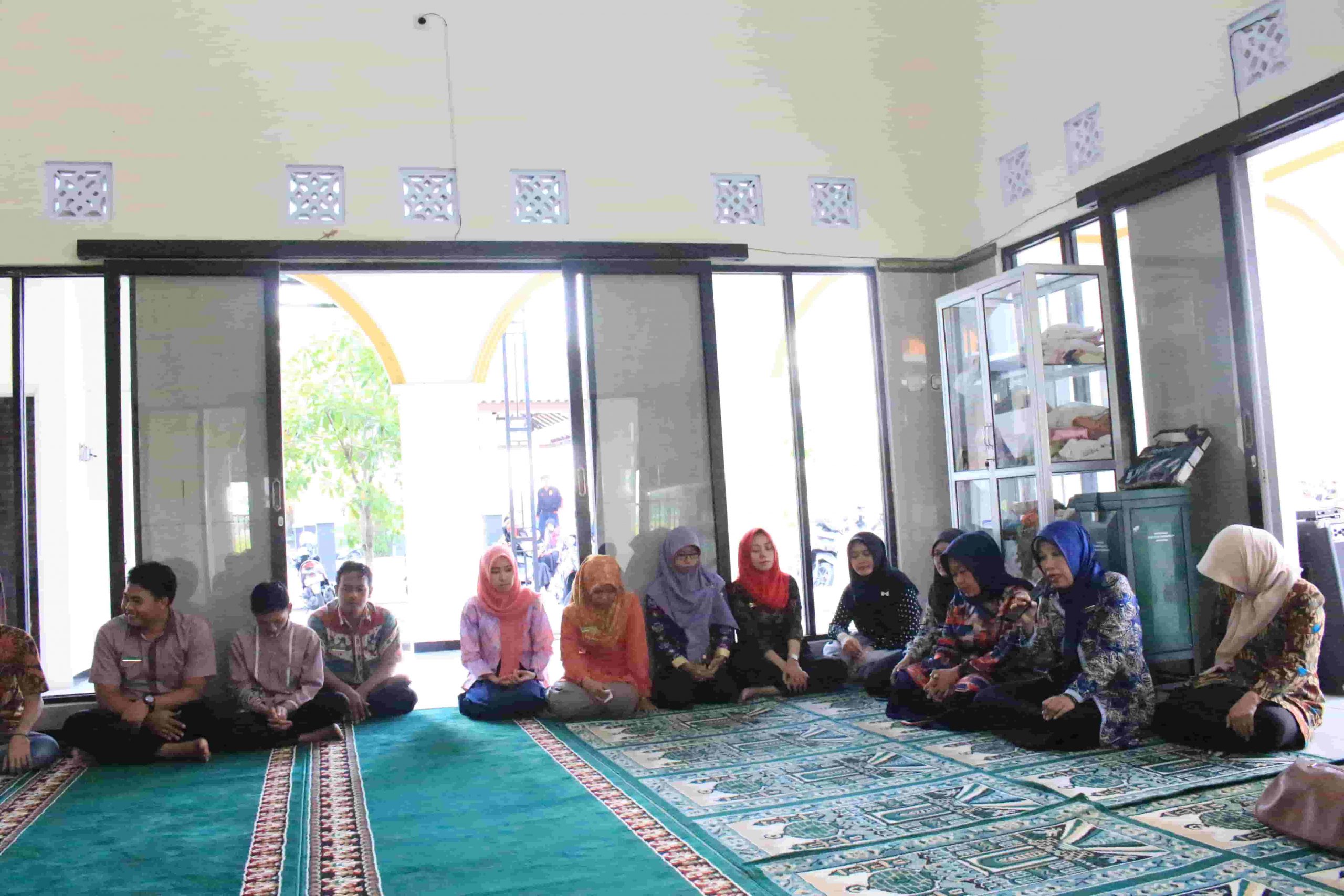 MOMENTUM SILATURAHMI RAMADHAN, CIVITAS AKADEMIKA STIE PGRI DEWANTARA JOMBANG GELAR BUKA BERSAMA