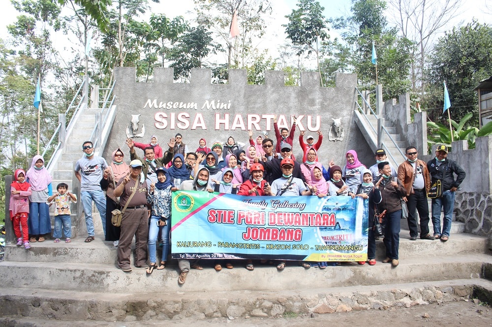 FAMILY GATHERING STIE PGRI DEWANTARA JOMBANG MEMBANGUN TALI SILATURAHMI DAN KEBERSAMAAN