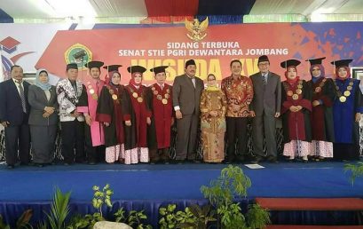 STIE PGRI DEWANTARA JOMBANG WISUDA 303 MAHASISWA, SIAP HADAPI REVOLUSI INDUSTRI 4.0
