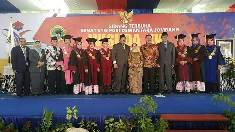 STIE PGRI DEWANTARA JOMBANG WISUDA 303 MAHASISWA, SIAP HADAPI REVOLUSI INDUSTRI 4.0