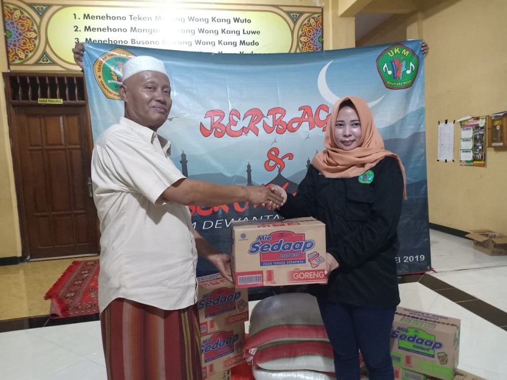 RAMADHAN BULAN PENUH BERKAH , BERBAGI DAN BERNYANYI BERSAMA UKM DEWANTARA MUSIK STIE PGRI DEWANTARA JOMBANG