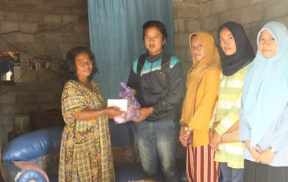 KEMILAU RAMADHAN, ORMAWA DAN UKM STIE PGRI DEWANTARA JOMBANG ADAKAN BERSIH-BERSIH MASJID DAN SANTUNAN LANSIA