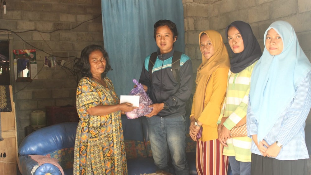 KEMILAU RAMADHAN, ORMAWA DAN UKM STIE PGRI DEWANTARA JOMBANG ADAKAN BERSIH-BERSIH MASJID DAN SANTUNAN LANSIA