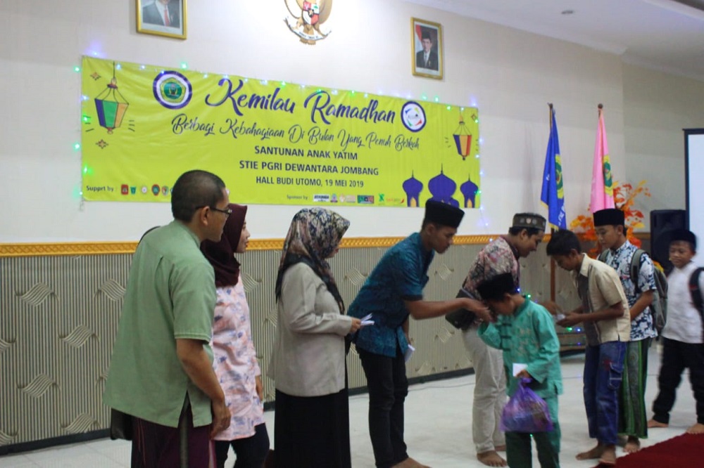 KEMILAU RAMADHAN, ORMAWA DAN UKM STIE PGRI DEWANTARA JOMBANG PEDULI ANAK YATIM