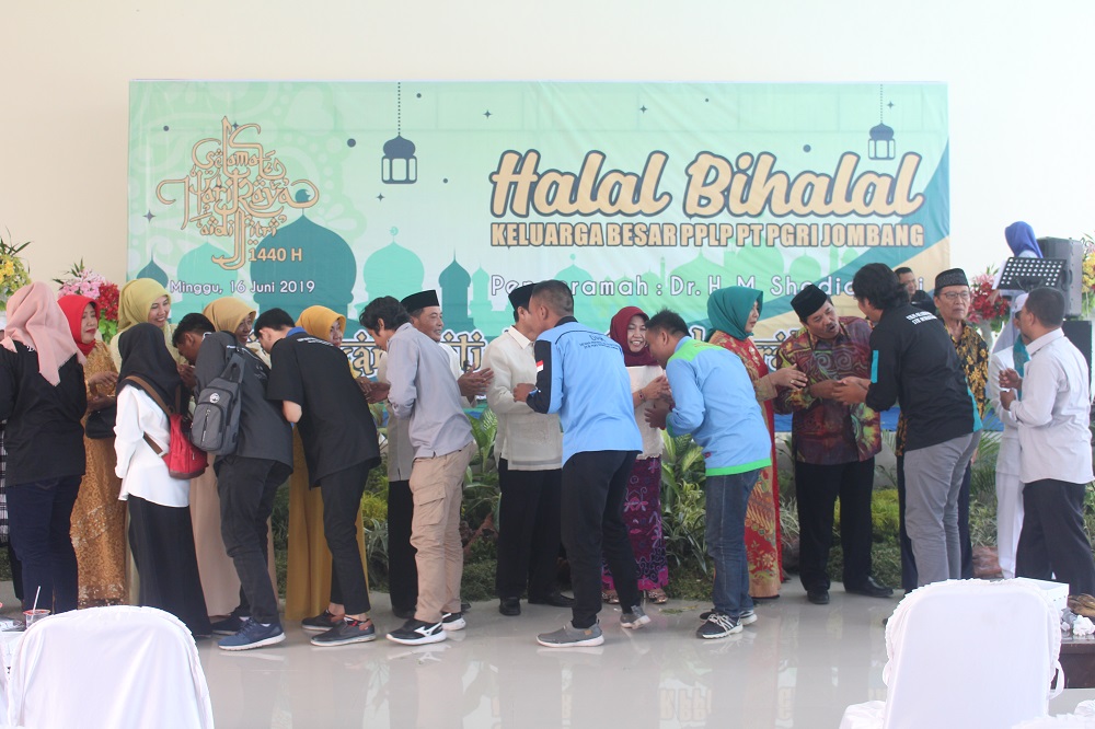 HALAL BI HALAL MOMENTUM KONSOLIDASI KELUARGA BESAR PPLP PT. PGRI JOMBANG