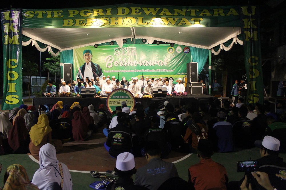 PERINGATI HARI JADINYA, CENTER OF ISLAMIC STUDY (COIS) STIE PGRI DEWANTARA JOMBANG GELAR STIE BERSHOLAWAT BERSAMA GUS WAHID