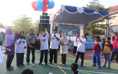 JALAN SEHAT,  SENAM PAGI, DAN LOMBA DESAIN BAJU SERTA FASHION SHOW  DIES NATALIS STIE PGRI DEWANTARA JOMBANG KE 24, MERIAH BERTABUR HADIAH
