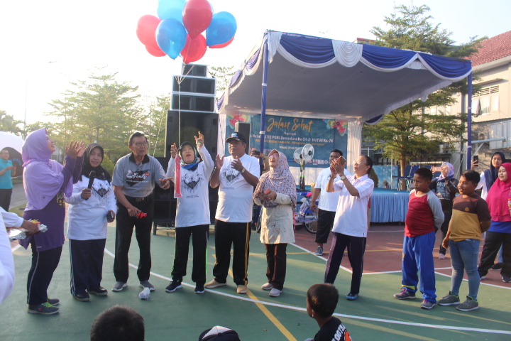 JALAN SEHAT,  SENAM PAGI, DAN LOMBA DESAIN BAJU SERTA FASHION SHOW  DIES NATALIS STIE PGRI DEWANTARA JOMBANG KE 24, MERIAH BERTABUR HADIAH