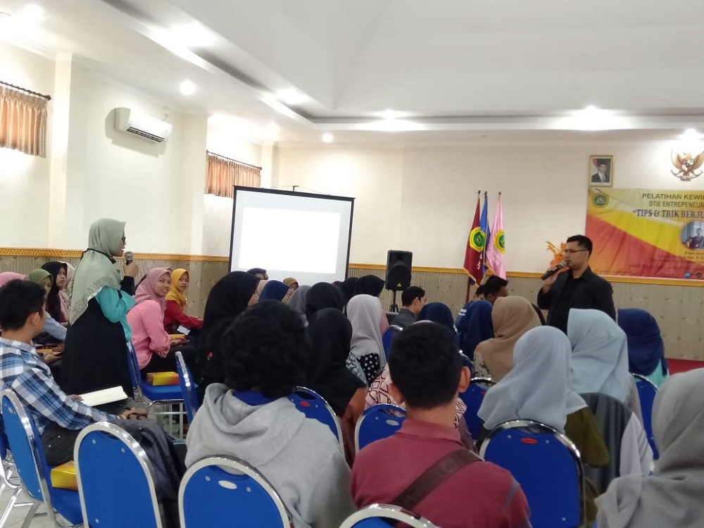 UKM SEC STIE PGRI DEWANTARA JOMBANG GELAR PELATIHAN KEWIRAUSAHAAN (MARKET PLACE)
