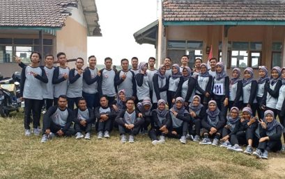 STIE PGRI DEWANTARA JOMBANG IKUT MERAMAIKAN HUT RI KE-74 DENGAN MENGIKUTI LOMBA GERAK JALAN
