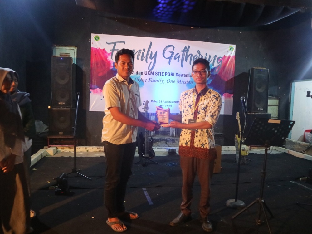 ORMAWA DAN UKM STIE PGRI DEWANTARA JOMBANG GELAR ACARA GATHERING TAHUN 2019