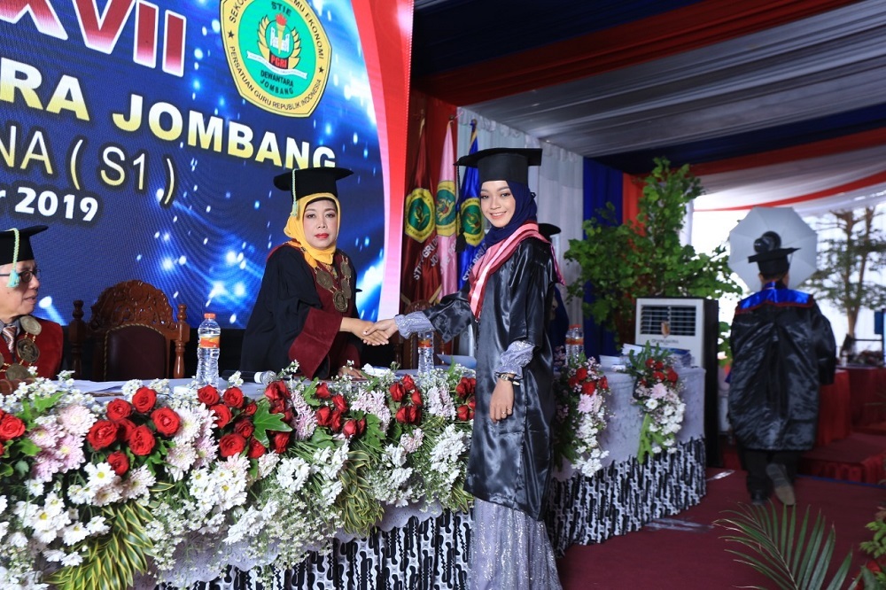 WISUDA KE-XVII , STIE PGRI DEWANTARA JOMBANG LULUSKAN 294 SARJANA BARU