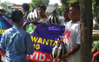 STIE PGRI DEWANTARA JOMBANG PEDULI,  SALURKAN BANTUAN PAKET SEMBAKOBAGI MASYARAKAT TERDAMPAK PANDEMI COVID-19