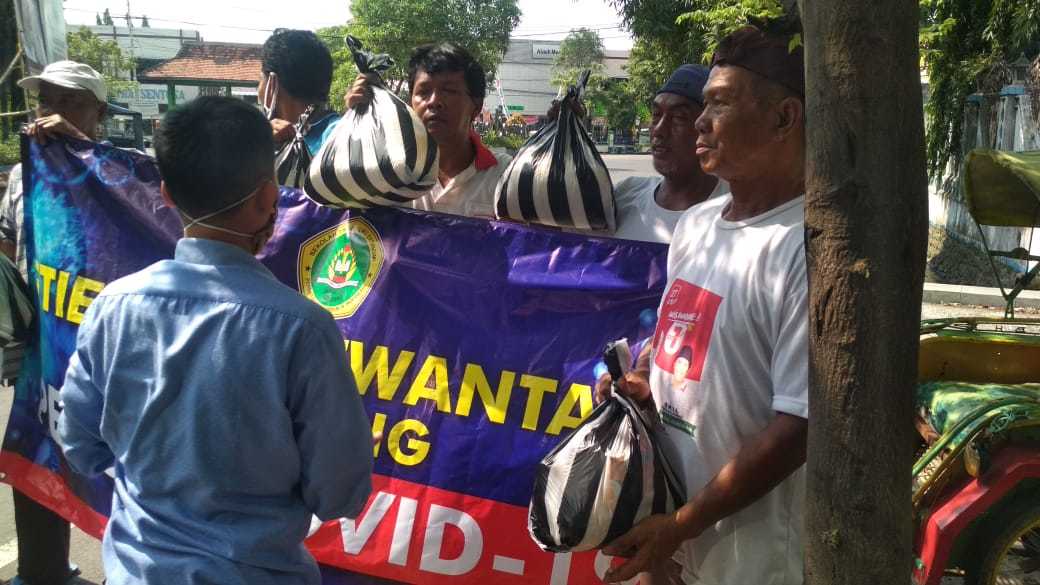 STIE PGRI DEWANTARA JOMBANG PEDULI,  SALURKAN BANTUAN PAKET SEMBAKOBAGI MASYARAKAT TERDAMPAK PANDEMI COVID-19