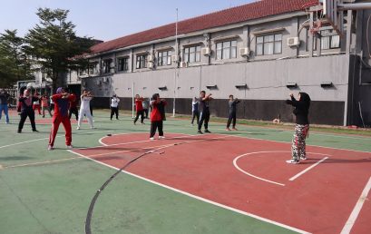 JAGA IMUN TUBUH DAN LAWAN COVID-19, SATUAN TUGAS KEWASPADAAN COVID-19 STIE PGRI DEWANTARA JOMBANG ADAKAN RUTINITAS BERJEMUR BERSAMA DAN SENAM SEHAT