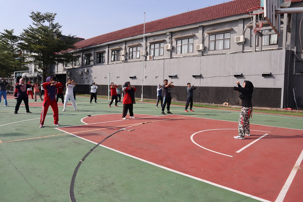 JAGA IMUN TUBUH DAN LAWAN COVID-19, SATUAN TUGAS KEWASPADAAN COVID-19 STIE PGRI DEWANTARA JOMBANG ADAKAN RUTINITAS BERJEMUR BERSAMA DAN SENAM SEHAT