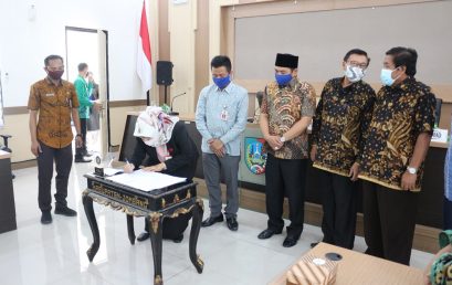 PENANDATANGANAN MOU PENDAMPINGAN SEKOLAH BUMDES, STIE PGRI DEWANTARA JOMBANG DENGAN DPMD KABUPATEN JOMBANG