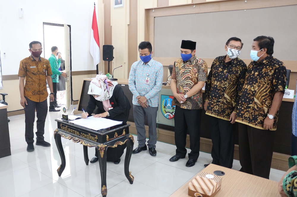 PENANDATANGANAN MOU PENDAMPINGAN SEKOLAH BUMDES, STIE PGRI DEWANTARA JOMBANG DENGAN DPMD KABUPATEN JOMBANG