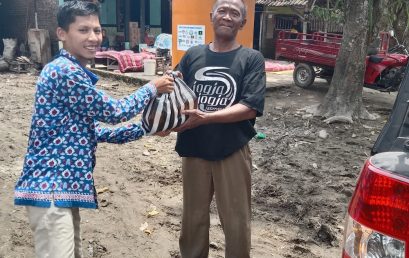 STIE PGRI DEWANTARA JOMBANG SALURKAN BANSOS KEPADA KORBAN BANJIR DI JOMBANG