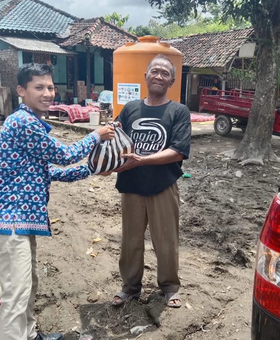 STIE PGRI DEWANTARA JOMBANG SALURKAN BANSOS KEPADA KORBAN BANJIR DI JOMBANG