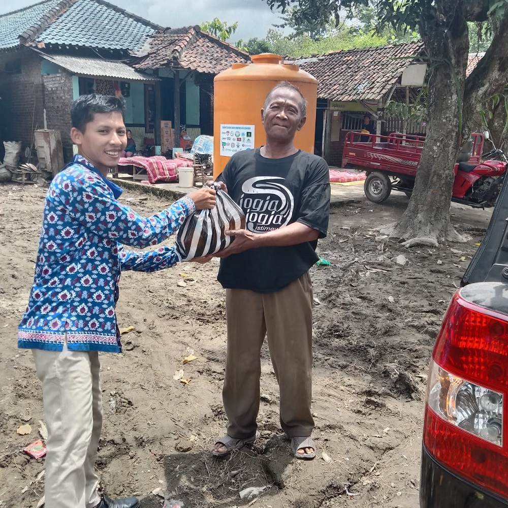 STIE PGRI DEWANTARA JOMBANG SALURKAN BANSOS KEPADA KORBAN BANJIR DI JOMBANG